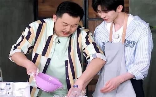 蔡徐坤做饭导演不让帮忙，杨颖郑恺真的不管，只有他去帮了忙