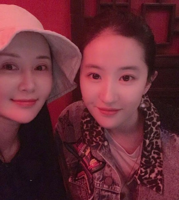 舒畅为刘亦菲庆生：两人的友谊已长达近二十年