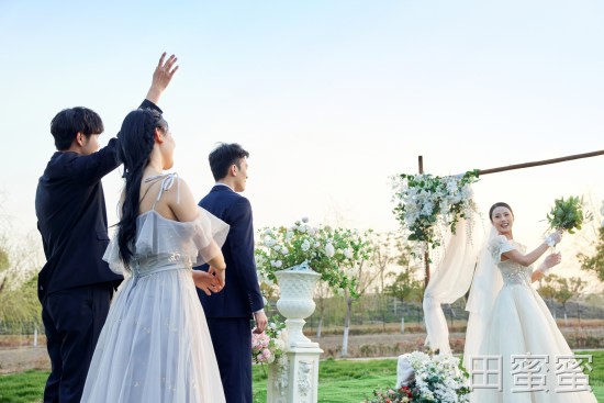夫妻恩不恩爱，一眼就看出
