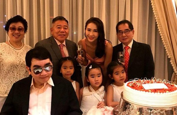 47岁黎姿晒与父亲合照，“最美赵敏”冻龄依旧，黎爸爸年轻时好帅