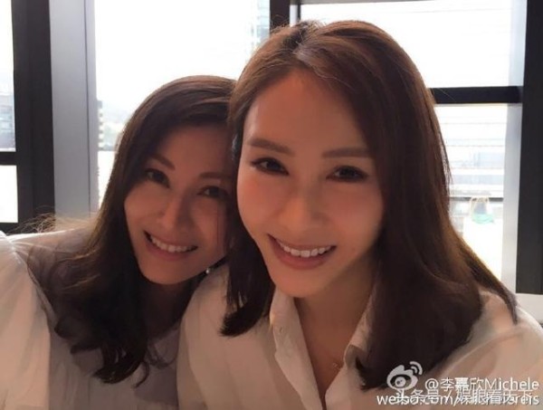 黎姿为李嘉欣庆生，两美同框却因脸僵和美颜过度遭网友吐槽