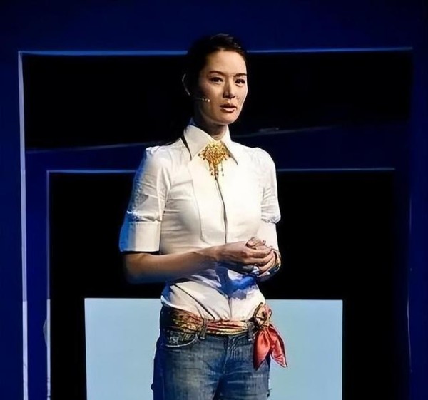 3婚嫁大导演，却遭小三上位，如今小三瘫痪，她独自带娃身价过亿