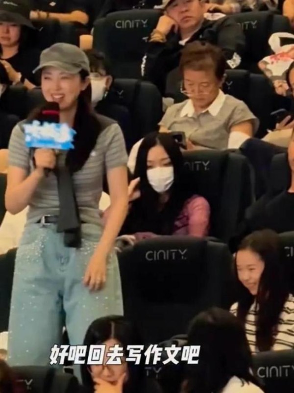 董璇与女儿小酒窝现身游乐园 暑期母女同乐时光