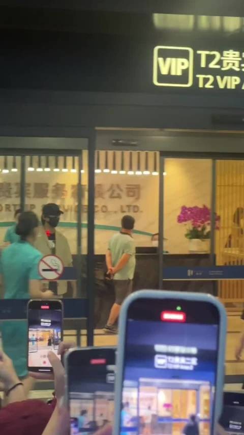 吴磊抵达宁波获粉丝有序接机,东极岛路演明日开启