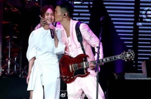 李荣浩杨丞琳领证真的假的 工作人员回应暗藏玄机