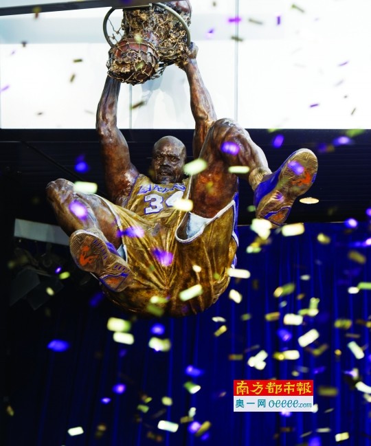 奥尼尔的扣篮铜像。这座铜像重约682公斤，展示了他双手暴力扣篮瞬间的英姿。