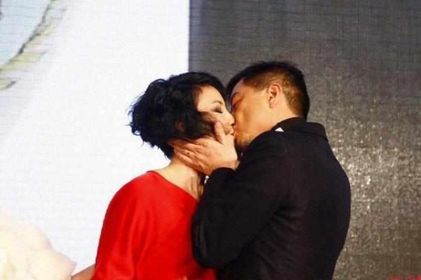 娱乐圈最传奇原配夫妻，离了婚仍经常黏在一起，新欢旧爱亲如一家