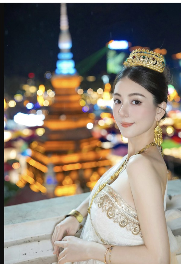 38岁方媛怀三胎去西双版纳：穿傣族服饰拍写真，6个月孕肚藏太好