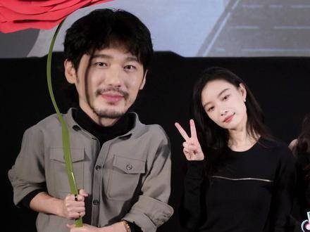白宇为倪妮抬大号沙漠玫瑰 一个帮美妮拿花的潦草小狗别把我可爱发财了!