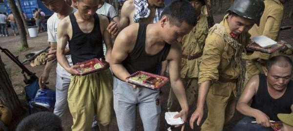 明星与群演的盒饭百态，孙茜绑在树上吃泡面，刘德华的做派亮了