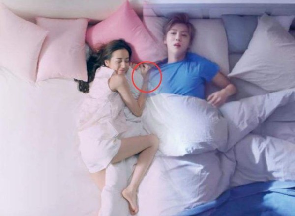 鹿晗在迪丽热巴后面做了啥？热巴脸都红了 难怪关晓彤这么吃醋