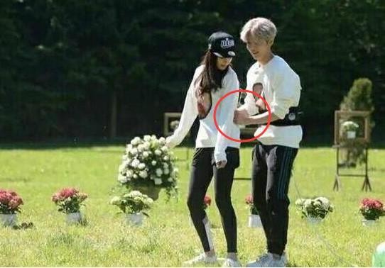 鹿晗在迪丽热巴后面做了啥？热巴脸都红了 难怪关晓彤这么吃醋