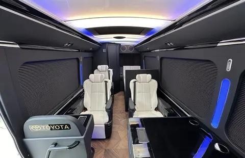 《丰田考斯特 7 座商务车：舒适与品质的完美结合》-有驾