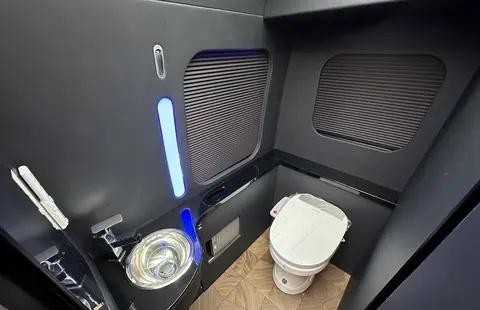 《丰田考斯特 7 座商务车：舒适与品质的完美结合》-有驾