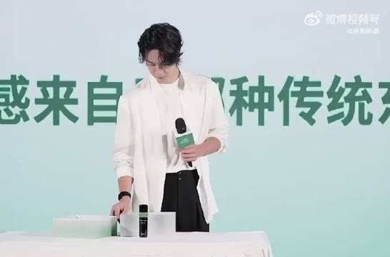 王一博今日直播状态! 卷毛白马王子上线