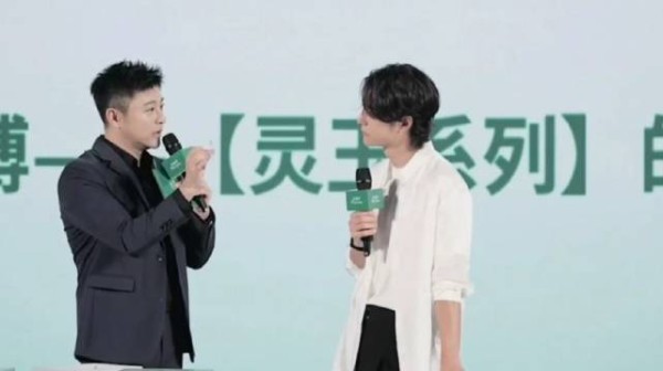 主持人拿着啵啵小卡周边问啵啵:“帅吗” 王一博:“一般” 哈哈哈哈哈哈哈