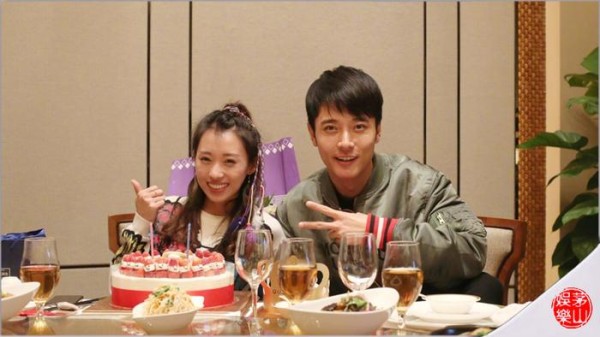 各自安好？毕滢与人约饭坐姿豪放，洪欣已成网红与张丹峰恩爱如初