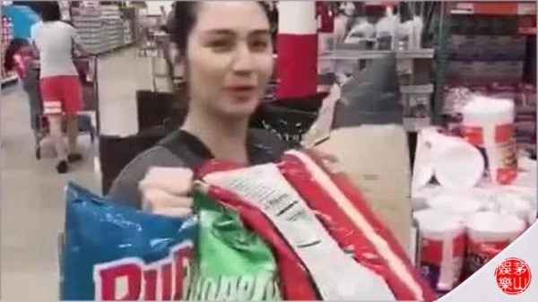 各自安好？毕滢与人约饭坐姿豪放，洪欣已成网红与张丹峰恩爱如初