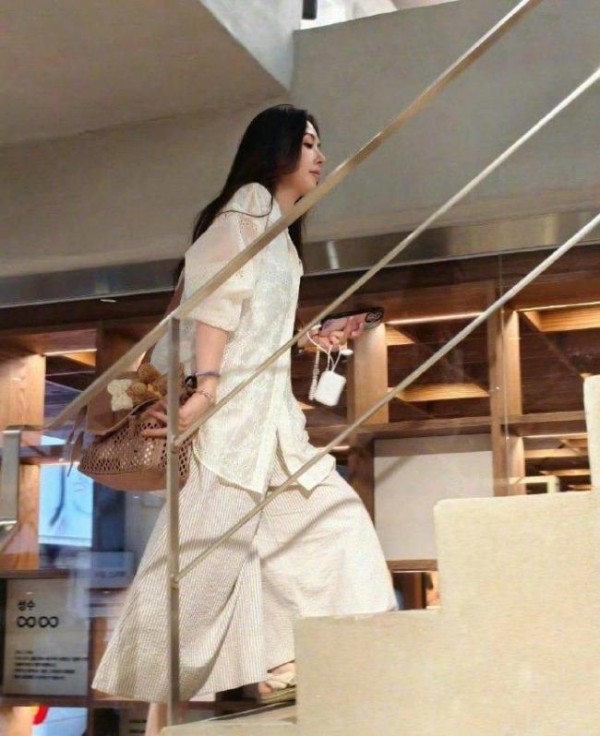 偶遇郭碧婷首尔逛街 气质出众如画报