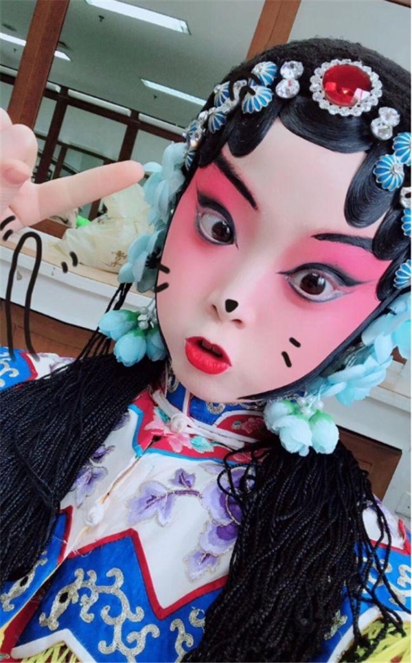 4岁走红三上春晚，如今家喻户晓，但她却只想要回早逝的哥哥