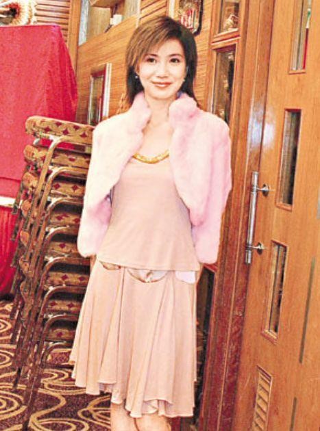 “晶女郎”关秀媚近况，低调维持姐弟恋，53岁生活幸福！
