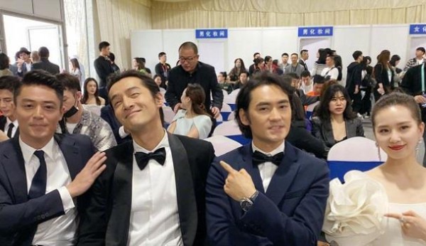 明星出席颁奖晚会，鹿晗被指“偷看”热巴，网友：关晓彤知道吗？