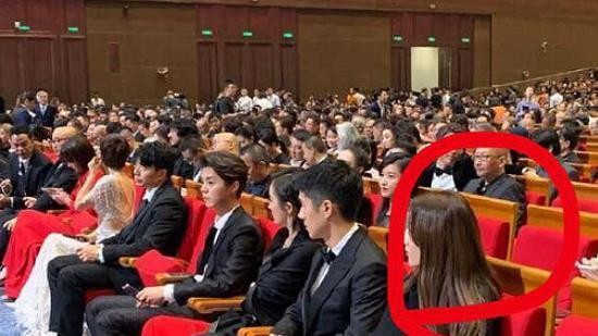 明星出席颁奖晚会，鹿晗被指“偷看”热巴，网友：关晓彤知道吗？