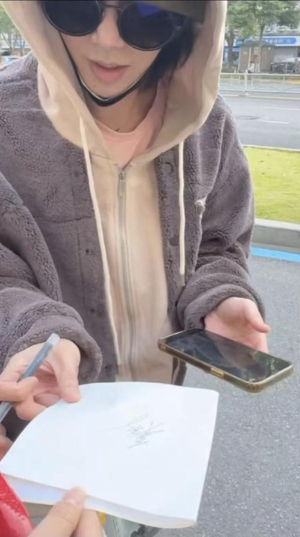 知名男星一个举动，网友炸锅！有人因此被骗光积蓄……