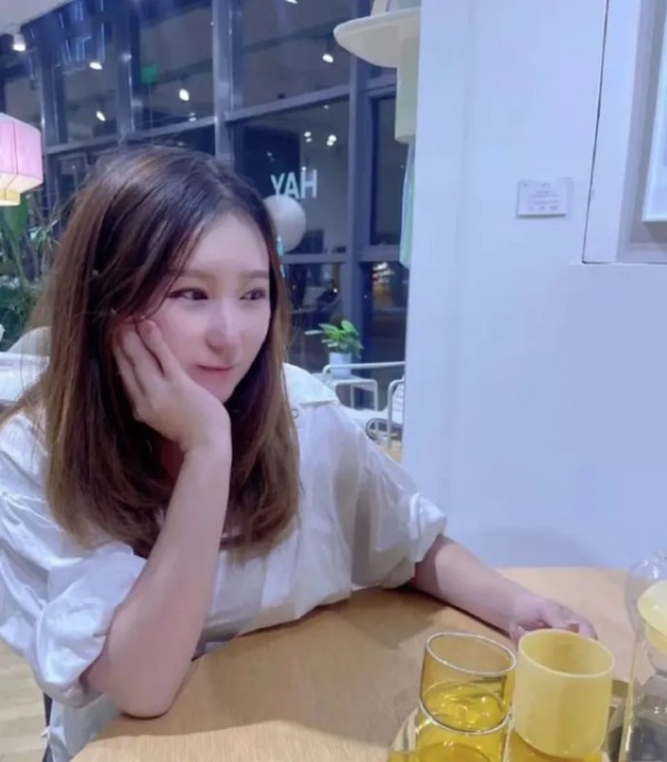 汪小菲疑似结交女友，颜值不如大S却有旺夫相，与张兰合影很亲密