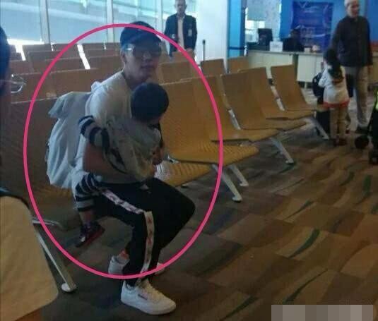明星带小外甥外出旅游，被围的水泄不通，粉丝：我也要这样的舅舅