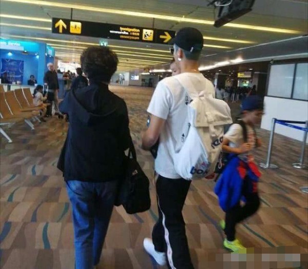 明星带小外甥外出旅游，被围的水泄不通，粉丝：我也要这样的舅舅