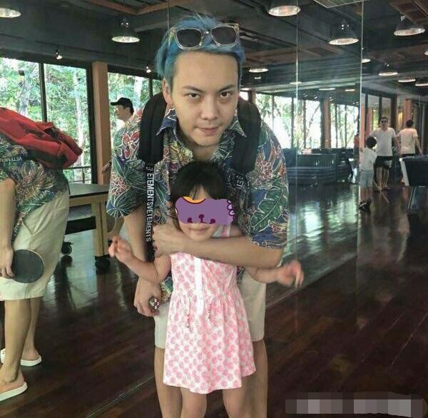 明星带小外甥外出旅游，被围的水泄不通，粉丝：我也要这样的舅舅