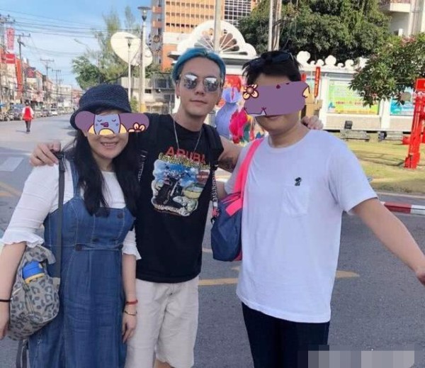 明星带小外甥外出旅游，被围的水泄不通，粉丝：我也要这样的舅舅