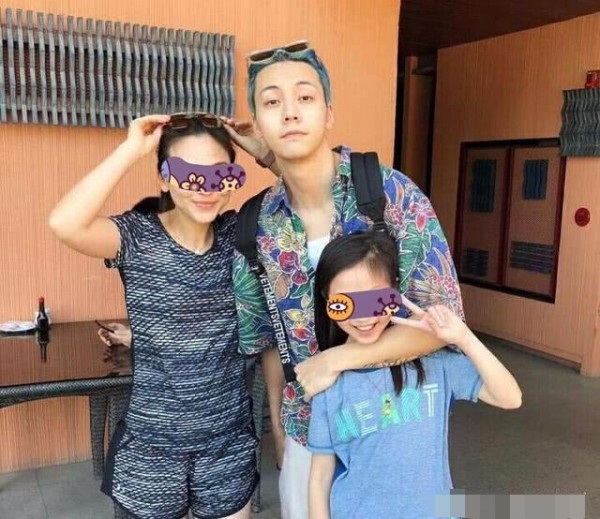 明星带小外甥外出旅游，被围的水泄不通，粉丝：我也要这样的舅舅