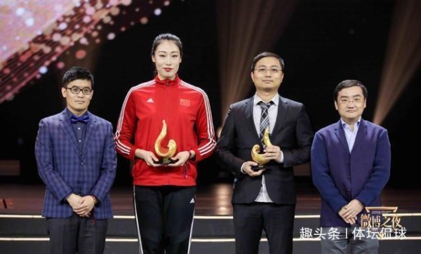 美!刘晏含代表中国女排登台领奖，妆容精致明艳动人，像大明星！
