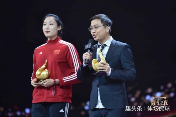 美!刘晏含代表中国女排登台领奖，妆容精致明艳动人，像大明星！