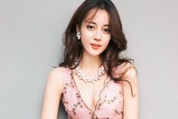 迪丽热巴的胸几罩杯 胸大腰细腿长的女明星身材最好