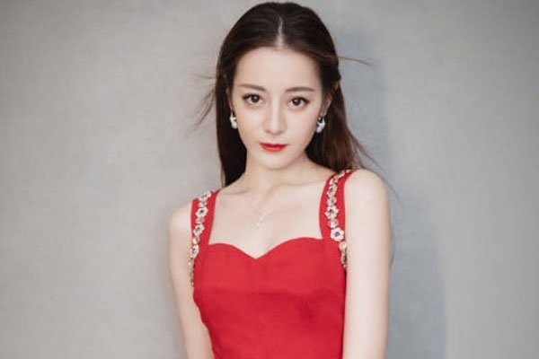 迪丽热巴的胸几罩杯 胸大腰细腿长的女明星身材最好