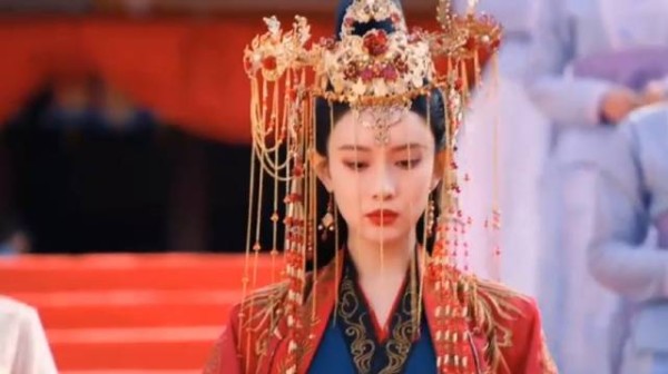 女人嫁给不爱的男人,婚礼却极其奢华