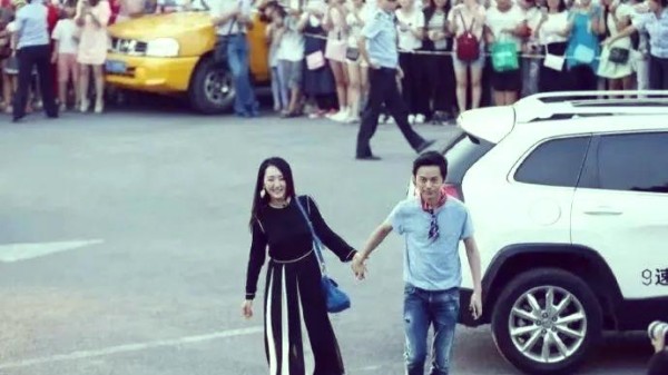 杨钰莹与何炅：娱乐圈中的真挚友谊与公益之路