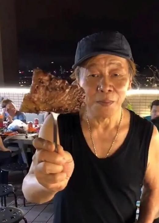 72岁“火云邪神”烤肉照片曝光，虽然人以老，可经典未老