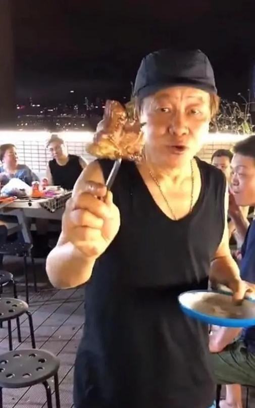 72岁“火云邪神”烤肉照片曝光，虽然人以老，可经典未老