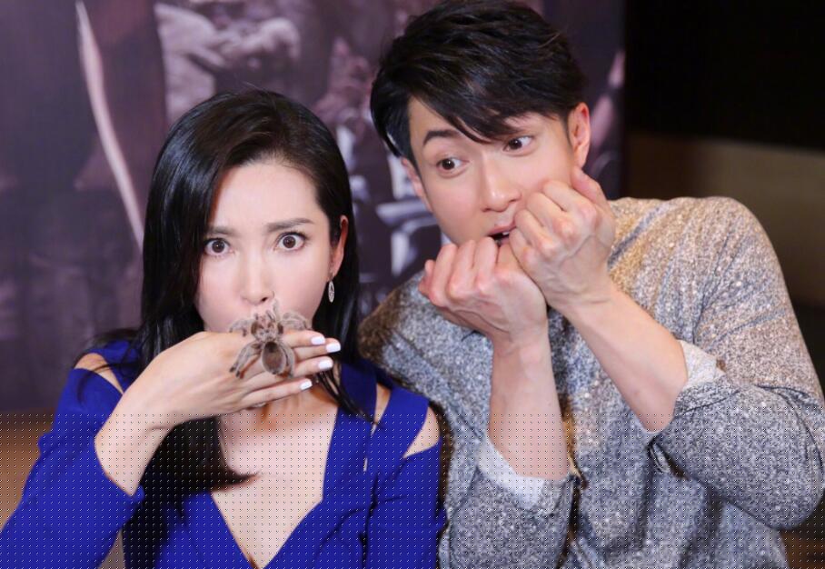 李冰冰直播玩蜘蛛 蜘蛛在她手上爬来爬去女神完全不害怕的