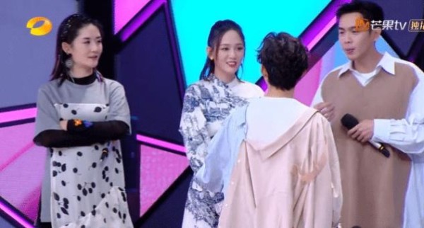 当165cm的陈乔恩碰上166cm的谢娜，谁谎报身高一览无遗！