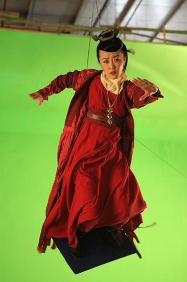 女明星吊威亚都要找替身，小小的阿拉蕾为给弟弟赚钱全是自己上！