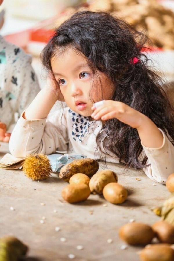 女明星吊威亚都要找替身，小小的阿拉蕾为给弟弟赚钱全是自己上！
