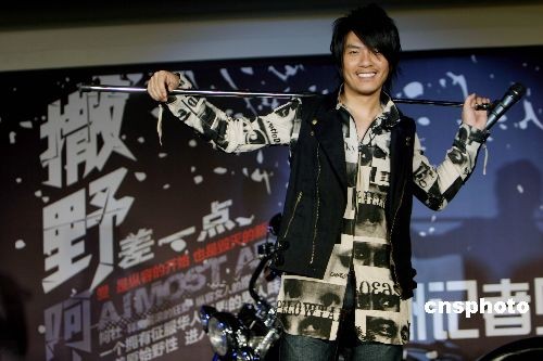 阿杜作客《明星在线》称介意未来女友拍激情戏
