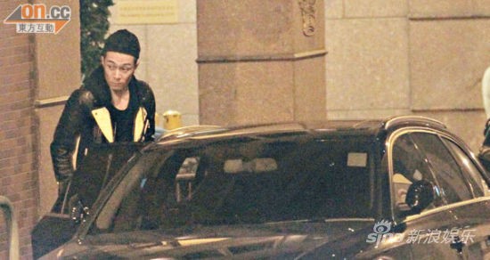 周柏豪去哪里都出动战车，连日前背着女友接载“包面JM”也是如此。