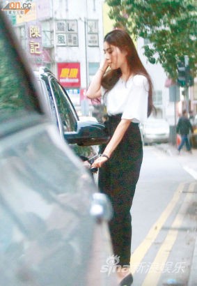 “包面JM”长发披肩身形纤瘦，属美女一族。