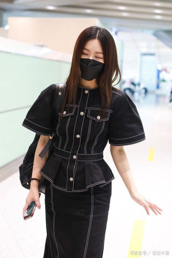 文咏珊亮相机场被赞身材好，和baby曾是好闺蜜，还一同创建过潮牌
